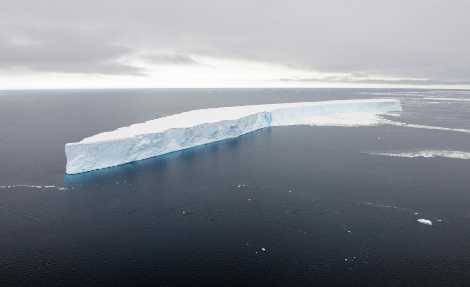Tafeleisberge entstehen, wenn Teile eines Eisschelfs abbrechen und mit der umliegenden Strömung verdriftet werden. Ein Eisschelf selbst ist die Zunge von mehreren Gletschern, die im Küstenbereich Antarktikas zusammenfliessen und eine riesige Eisfläche bilden. Bild: Michael Wenger