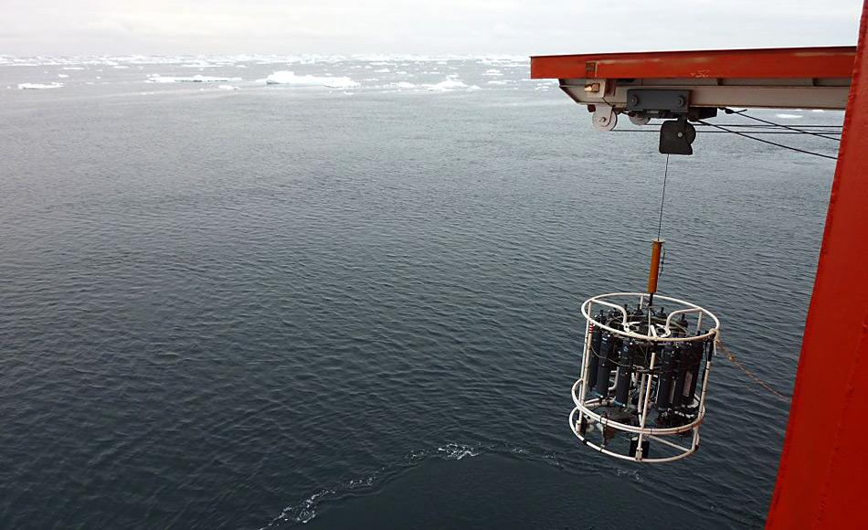 Ein CTD (siehe Bild) ist ein ozeanographisches Instrument, welches zur Messung von Leitfähigkeit, Temperatur und Tiefe im Meer verwendet wird. Bild: Rose Croasdale