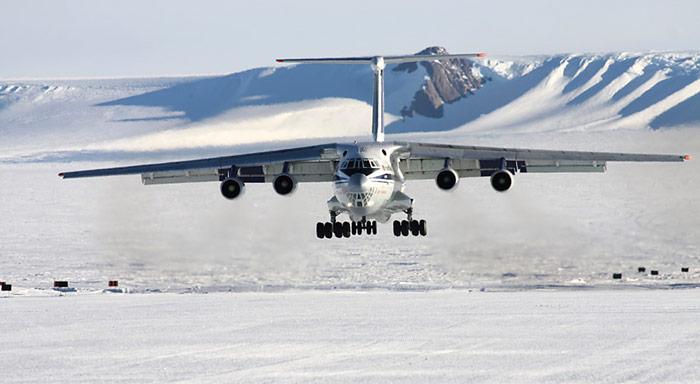 Eine russische Iljuschin-76 beim Landeanflug auf Troll. Dieses robuste Frachtflugzeug wurde bis anhin für Transporte eingesetzt und wird nun teilweise durch die B737 der Privat Air ersetzt.