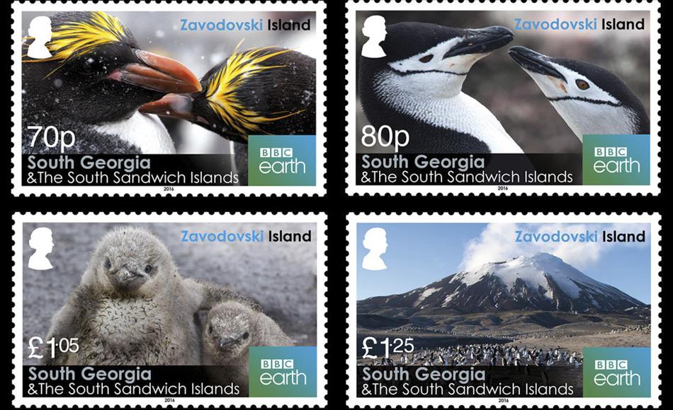 Die von der Regierung von Südgeorgien und den Südlichen Sandwichinseln herausgegebene Briefmarkenserie zeigt Goldschopf-Pinguine, Zügelpinguine und ihre Küken und Mt Curry, den Vulkankegel im Westen der Insel.