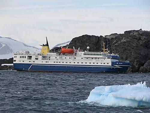 Kreuzfahrtschiff in Antarktis auf Grund gelaufen