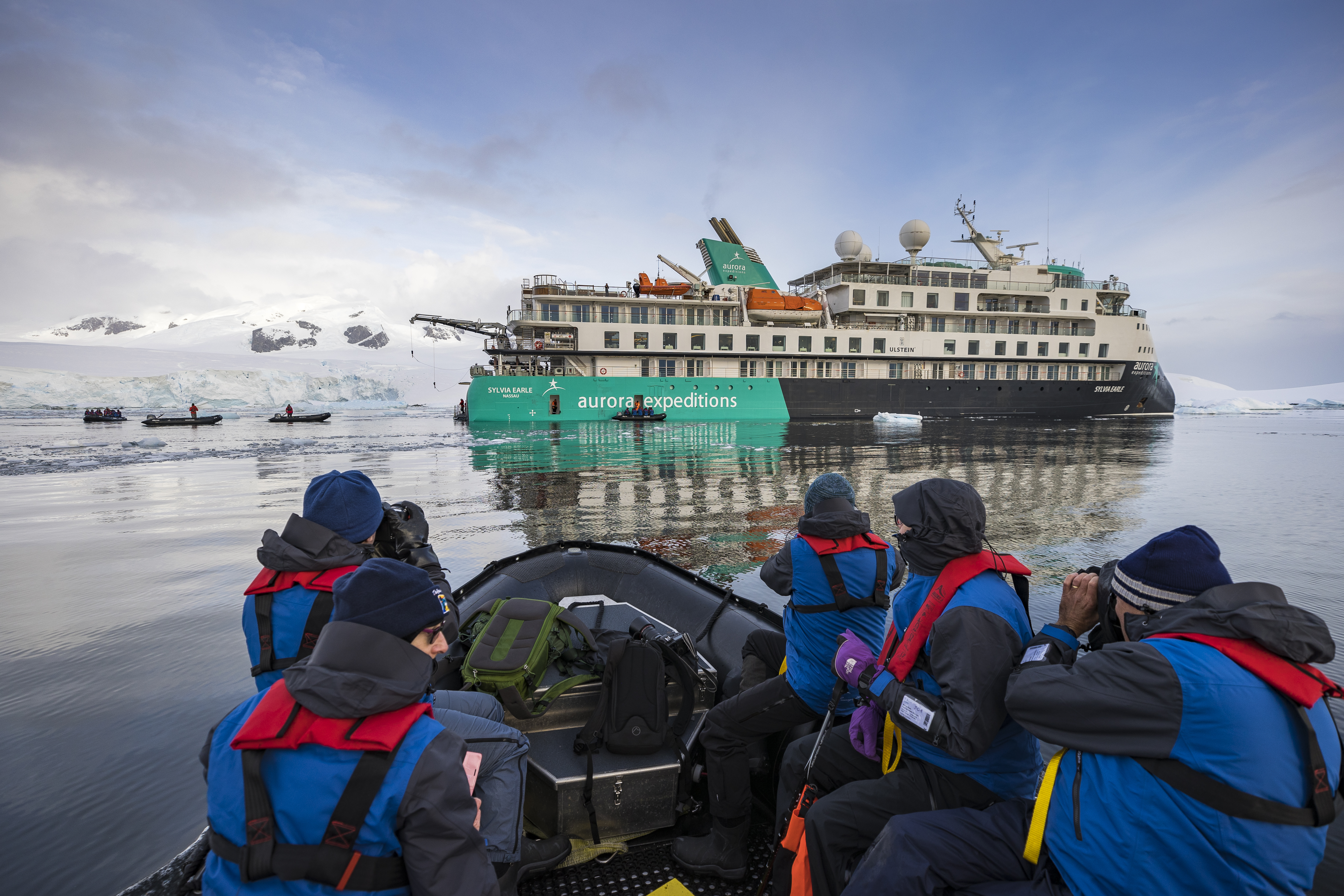 Erleben Sie die Polarregionen an Bord der Sylvia Earle – kleine Schiffsgröße, echte Expeditionen, Zodiac-Landgänge und hoher Komfort.