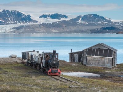 Der alte Zug zeugt von der Vergangenheit Ny-Ålesunds als Kohlebergwerksstadt. (© Vreni & Stefan Gerb