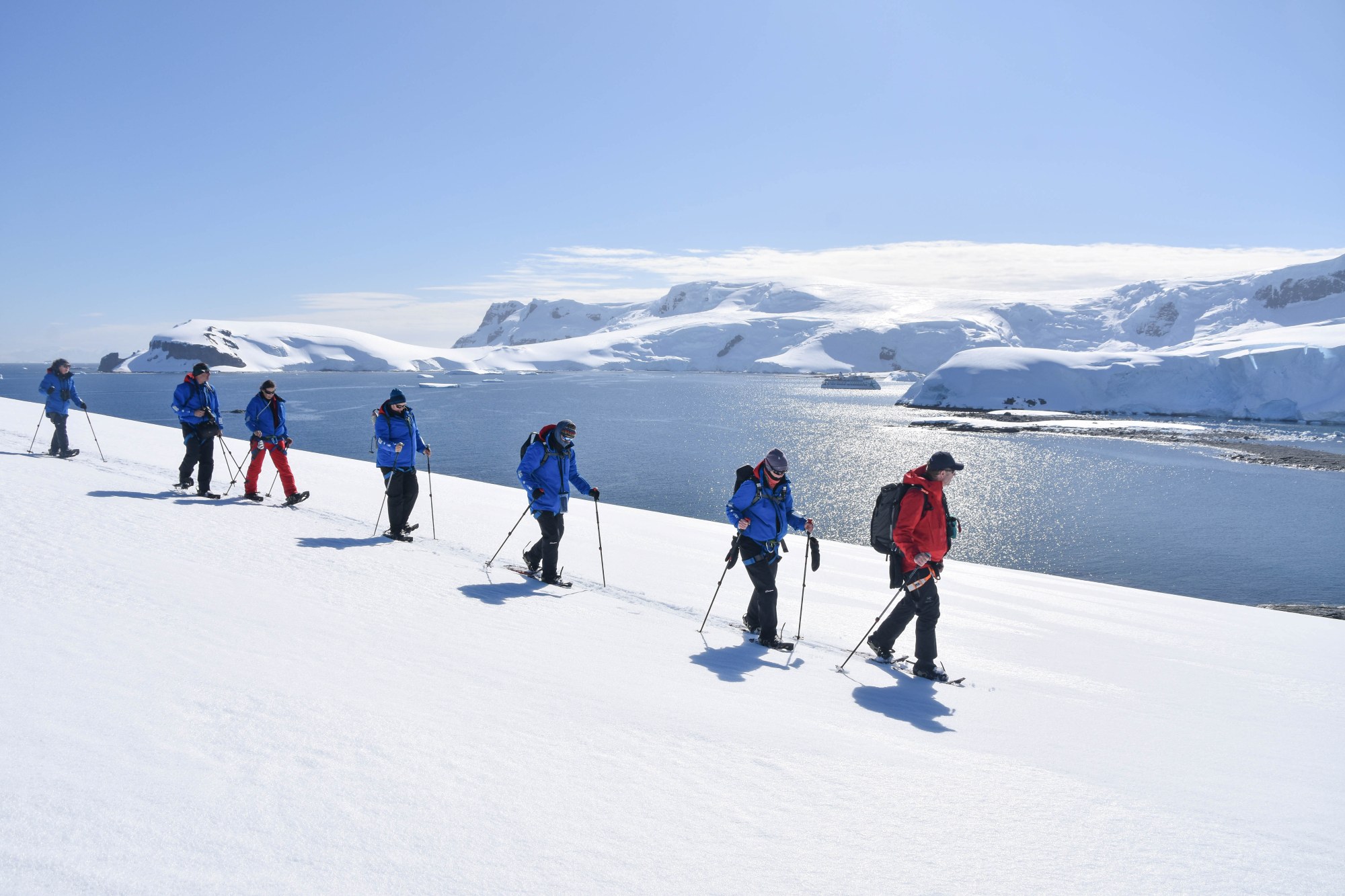 Perfekt für Abenteuer: Die Greg Mortimer unterstützt Aktivitäten wie Kajakfahren, Tauchen und Skitouren – direkt von Bord ins Expeditionsgebiet.