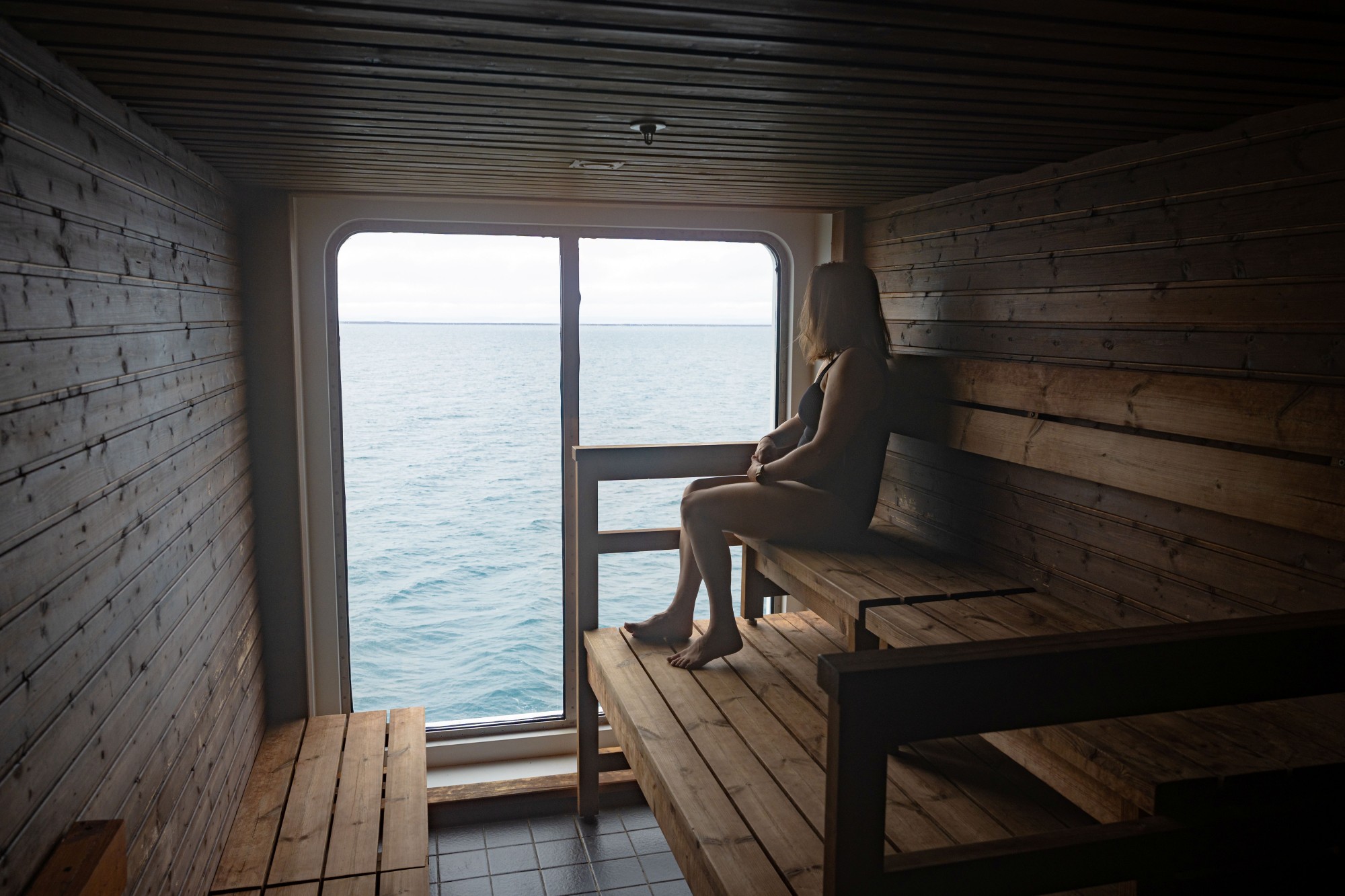 Wellness an Bord der Sylvia Earle: Fitnessstudio, Sauna, beheizter Pool und Jacuzzis mit Panoramablick für Entspannung zwischen den Expeditionen.