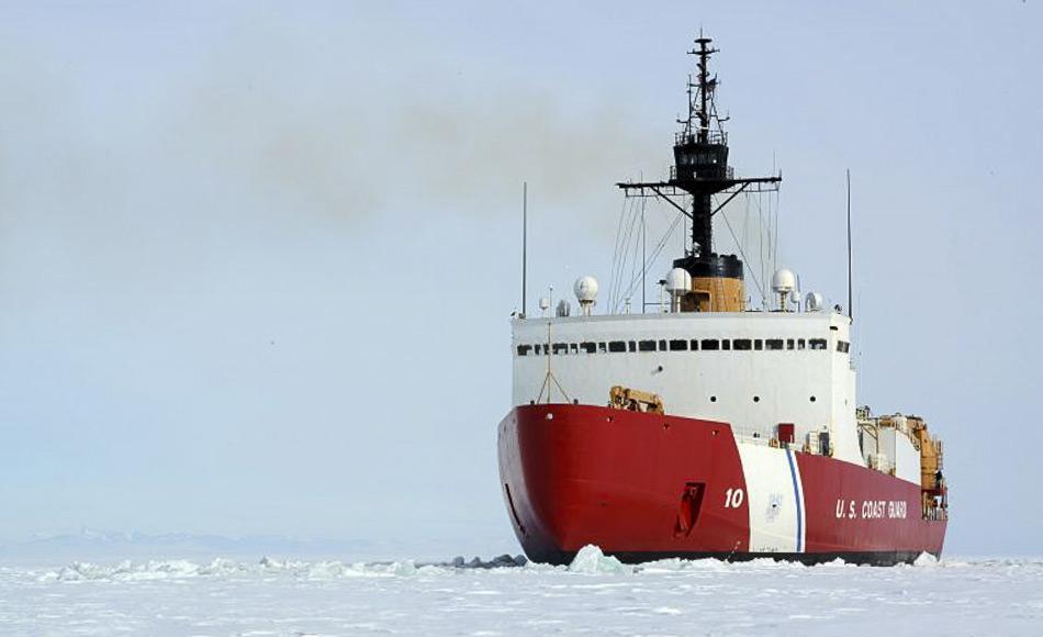 Die Polar Star rammt einen Kanal durch dichtes Eis vor der antarktischen KÃ¼ste. Der Eisbrecher und seine Mannschaft ermÃ¶glichen es den Versorgungschiffen jedes Jahr die McMurdo Station zu erreichen und zu versorgen. (Bild: U.S. Coast Guard)