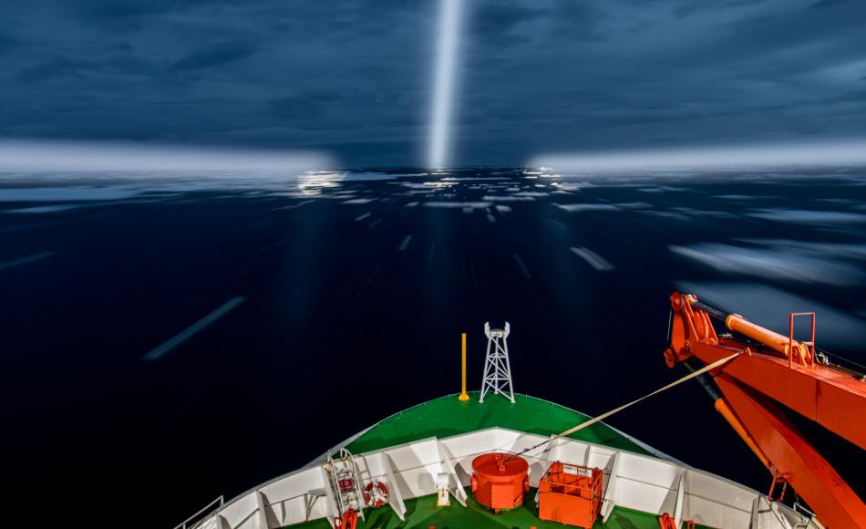 Nächtliche Fahrt durch das Amundsenmeer. Foto: Thomas Ronge