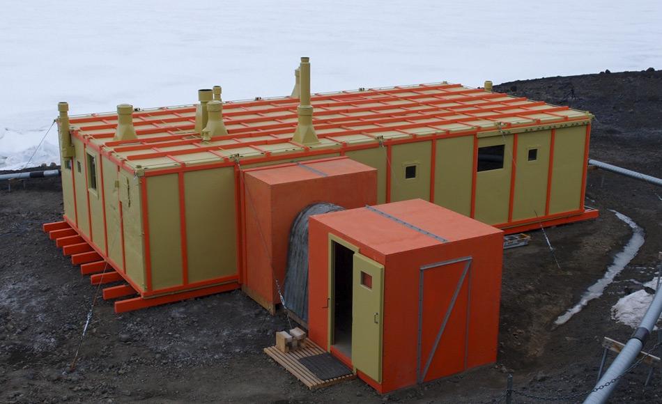 Im Laufe des Jahres 2016-2017 hat das Team des Antarctic Heritage Trusts in mehr als 5700 Stunden die Hillary HÃ¼tte (TAE Hut) sorgfÃ¤ltig restauriert und mehr als 500 Artefakte bewahrt. Nach dem Entfernen des SchrÃ¤gdaches, das 1989 installiert wurde, um ein Leckproblem zu beseitigen, wurde das alte Dach verstÃ¤rkt, neu gestrichen, und die RauchabzÃ¼ge wieder installiert. (Bild: Antarctic Heritage Trust)