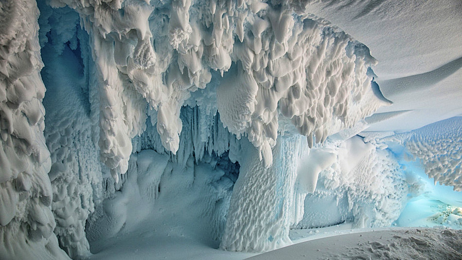 Die EishÃ¶hlen unter dem Erebus-Gletscher wurden durch Dampf aus dem Gletscher verursacht. Dadurch kÃ¶nnen auch die Temperaturen in den HÃ¶hlen bis auf 25Â°C steigen und potentiell Leben zulassen. Bild: Joel Bensing
