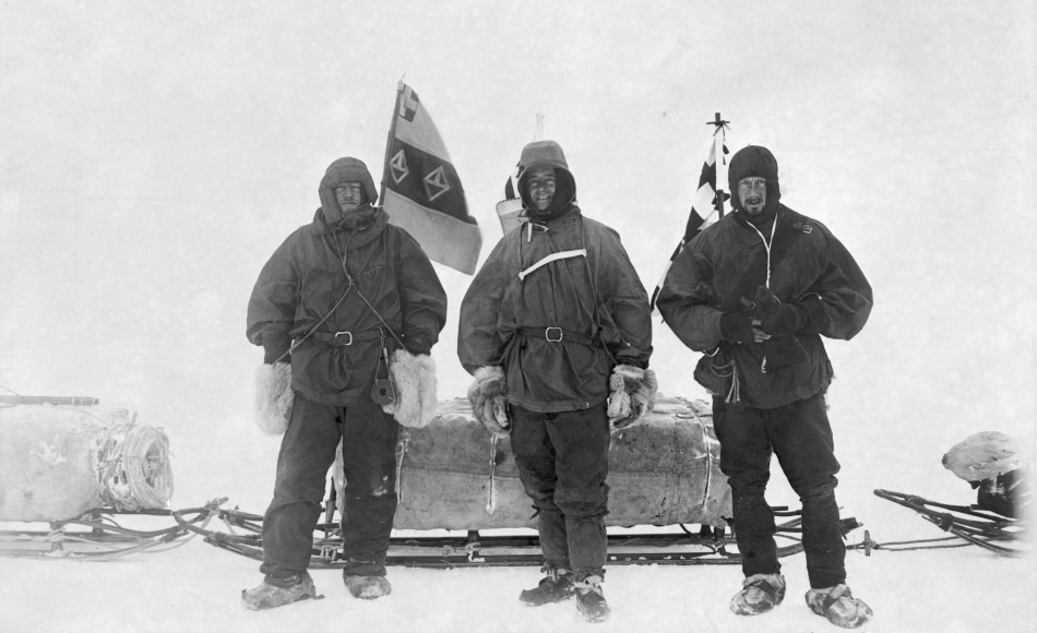 KapitÃ¤n Scott (Mitte), zusammen mit Shackleton (links) und Wilson (rechts) machten sich im Zuge der Expedition auf, so weit wie mÃ¶glich nach SÃ¼den vorzustossen. Ihre Reise endete beinahe mit dem Tod aller aufgrund mangelnder Erfahrung, Skorbut und Schneeblindheit. Bild: National Library of New Zealand