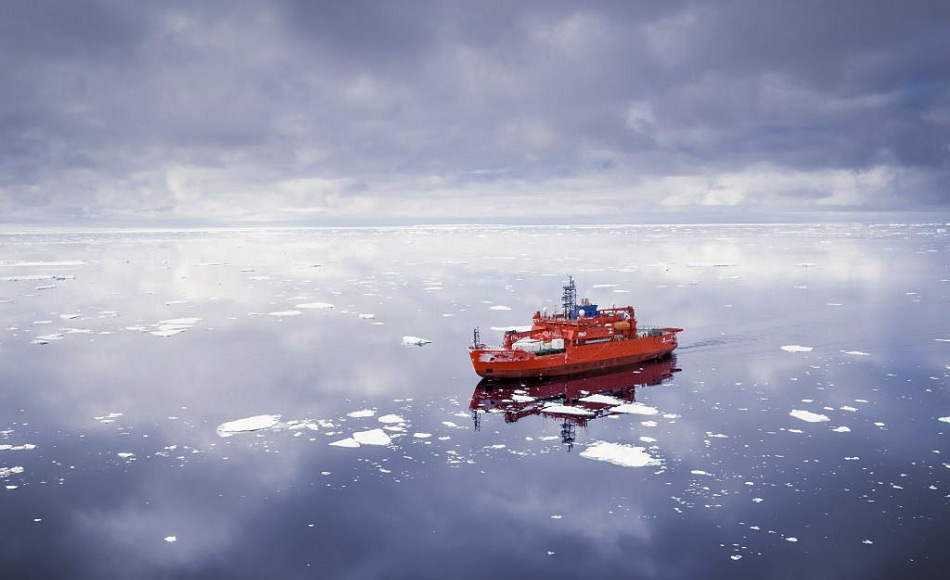 Wissenschaftler benÃ¶tigen die UnterstÃ¼tzung von Eisbrechern wie der Aurora australis, um in den Weiten des SÃ¼dpolarmeeres Daten zu sammeln. Doch nur ein kleiner Prozentsatz der antarktischen GewÃ¤sser ist untersucht und diese Daten sind noch lÃ¤ngst nicht alle ausgewertet. Bild: Doug Thost
