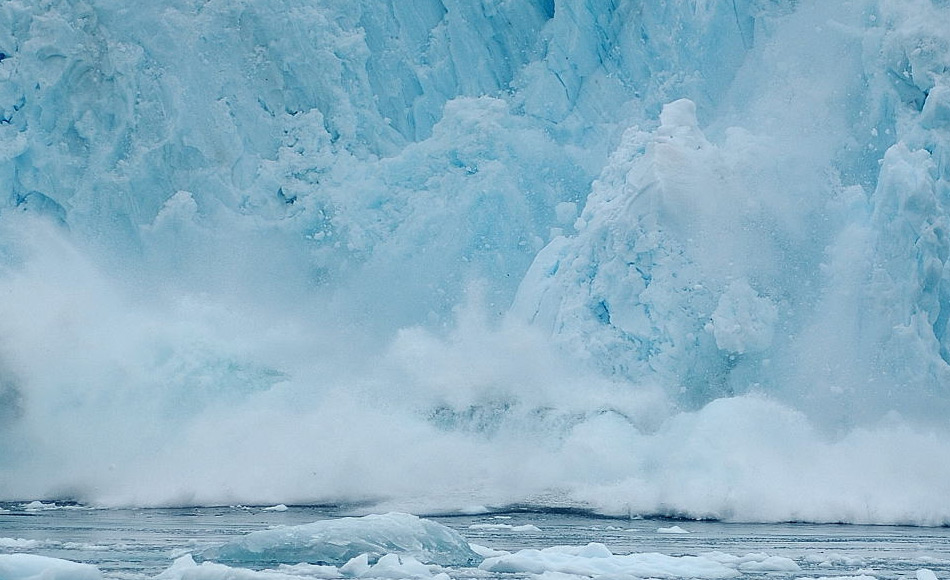 AbbrÃ¼che von Gletscherteilen sind immer ein Zeichen der AktivitÃ¤t eines Gletschers, vor allem durch Schmelzen und Gefrieren. Jedoch sind die Eisschelfe, die wie Korken ein unkontrolliertes Abfliessen der Gletscher verhindern, auch durch Wassermassen und Wellen gefÃ¤hrdet. Bild: Michael Wenger