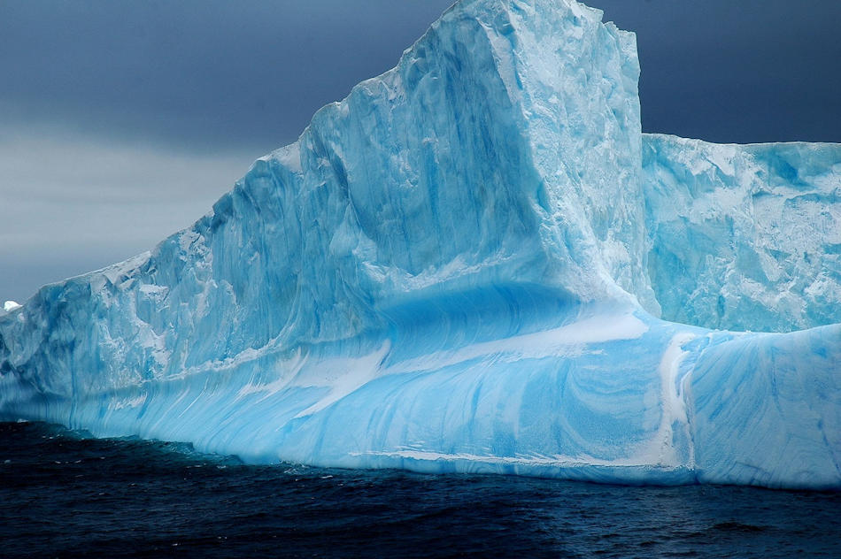 Eisberge sind ein Zeichen von wachsenden oder schmelzenden Gletschern. In der Antarktis sind einige der Gletscher richtige Eisbergproduzenten rund um den Kontinenten. In der Arktis stammen die meisten aus GrÃ¶nland. Bild: Michael Wenger