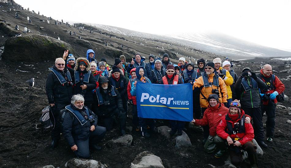 Die PolarNEWS Reisegruppe auf Saunders Island, vorne rechts die Expeditionsleiterin Delphine AurÃ¨s, daneben Rolf Stange von Spitzbergen.de