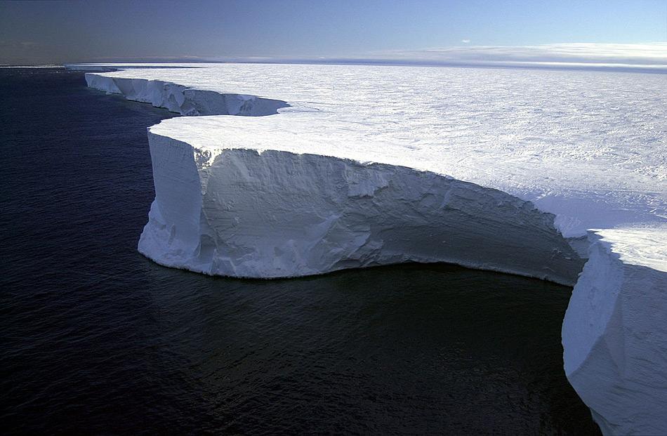 Wenn Eisschelfe auseinanderbrechen, entstehen riesige Tafeleisberge. Einer der bekanntesten war der B-31, der im Jahr 2000 vom Rosseisschelf abbrach und rund 295 km LÃ¤nge aufwies. Er zerbrach im Laufe der Jahre in mehrere Eisberge, unter anderem in B-15A Â© Josh Landis, NSF