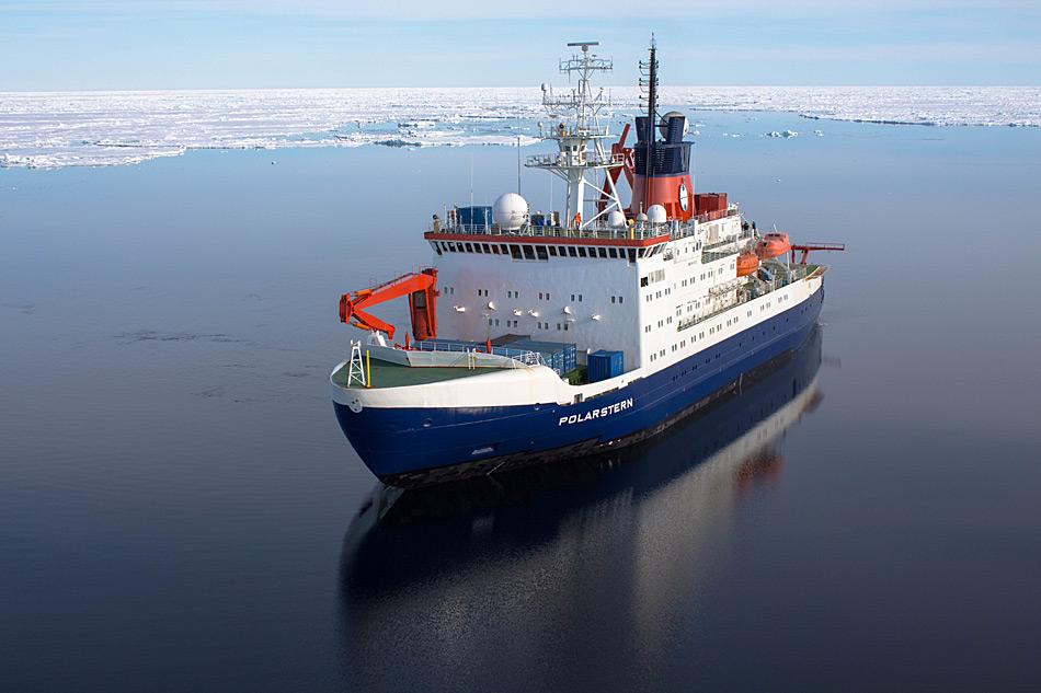 Der deutsche Forschungseisbrecher Polarstern treibt fÃ¼r Forschungsarbeiten Ã¼ber dem Bereich der 'Aurora' Hydrothermalquellen am Westlichen Gakkel RÃ¼cken bei ca. 82Â¡53'N und 6Â¡15'W. Foto: Stefanie Arndt, AWI