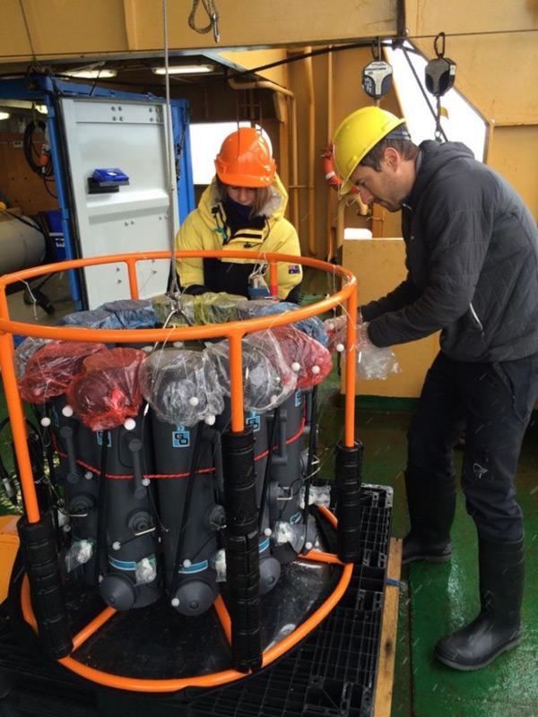 Die ProduktivitÃ¤t des Meerwassers kann durch das Untersuchen von Spurenelementen gemessen werden. Hier bereiten Forscher eine Spurenelementrosette vor, die Konzentrationen von Eisen im Wasser sammelt. Eisen gilt als DÃ¼nger fÃ¼r pflanzliches Plankton. Bild: Rob King
