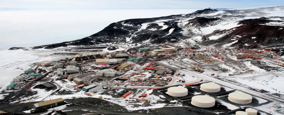 Die US-Station McMurdo ist die grÃ¶sste Basis auf dem gesamten Kontinent. WÃ¤hrend des Sommers leben und arbeiten dort mehr als 1â000 Menschen. Sie bildet den BrÃ¼ckenkopf fÃ¼r FlÃ¼ge zum SÃ¼dpol. Bild: Gaelen Marsden