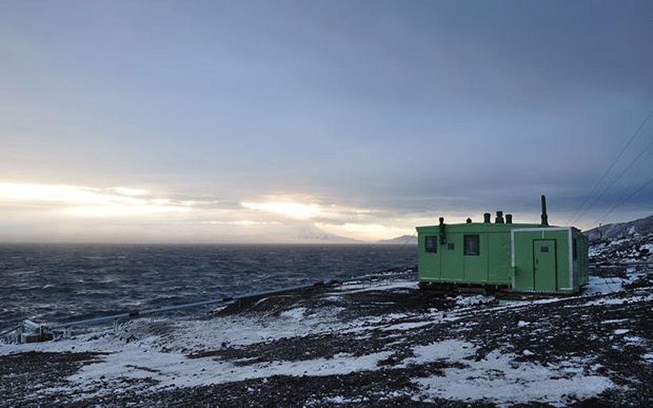 Die HÃ¼tte von Sir Edmund Hillary ist eher modern verglichen zu den HÃ¼tten anderer Entdecker wie beispielsweise Scott oder Shackleton. Bild: Antarctic Heritage Trust