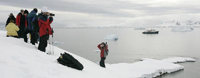 Im Winter 2011/12 zÃ¤hlte die IAATO 26'519 Touristen in der Antarktis, was ein RÃ¼ckgang um 22% gegenÃ¼ber dem Vorjahr bedeutete.