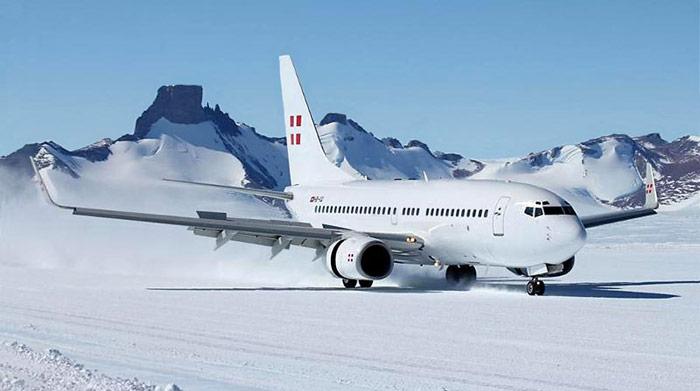 Erstmals Landet am 28. November 2012 eine Boeing B-737 auf dem Eis der Antarktis.