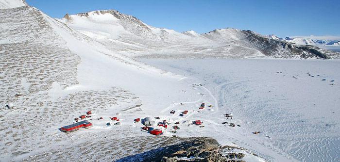 Die Forschungsstation Troll wurde wÃ¤hrend der norwegischen Expedition 1989â1990 erbaut. Seit 2005 ist die Station ganzjÃ¤hrig besetzt. Im Gegensatz zu anderen Forschungsstationen ist Troll auf einem schneefreien Abhang gebaut.