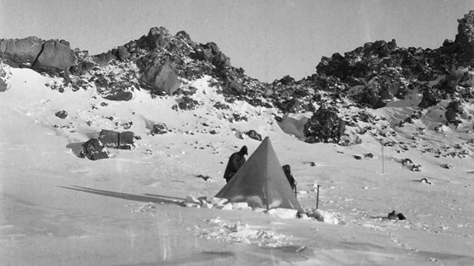 Die Terra Nova Expedition beinhaltete neben der Eroberung des SÃ¼dpols auch geologische Untersuchungen, so unter anderem auch am Mount Erebus.