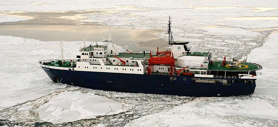Die IAATO regelt seit 25 Jahren den Tourismus in der Antarktis. Im Bild die MV Â«OrteliusÂ» der hollÃ¤ndischen Reederei Â«Oceanwide ExpeditionsÂ». Die Â«OrteliusÂ» ist zurzeit das einzige Touristen-Schiff welches bei einigen Abfahrten Helikopter mitfÃ¼hrt.