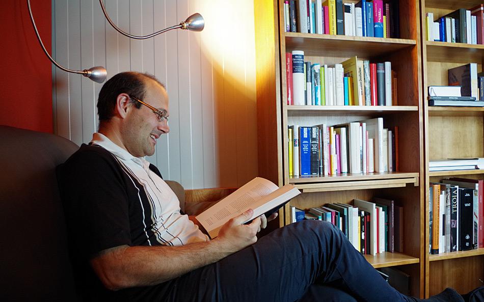Elektroniker Jens-Peter Biethan in der Bibliothek. Er gehÃ¶rt zum diesjÃ¤hrigen Ãberwinterungsteam an der Neumayer-Station III. Foto: AWI, Bremerhaven