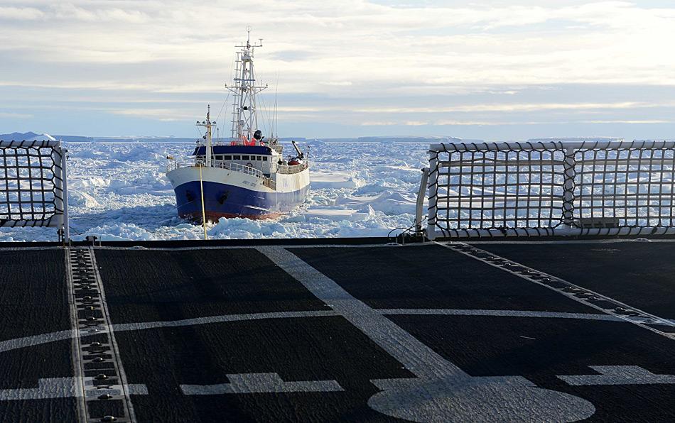Die Â«Antarctic ChieftainÂ» wird durch das Meereis der Antarktis gezogen. (Foto: US Coast Guard / George Degener)