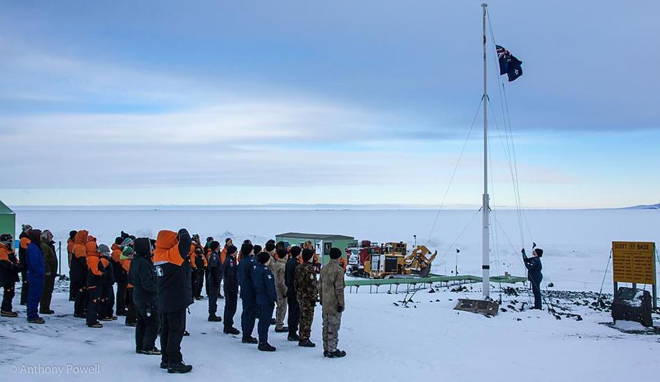 Der Flaggenwechsel markiert den Wechsel von Winter- zu Sommerbelegschaft an der Scott Base. Die traditionelle Zeremonie fand am 10. Oktober statt. Foto: Anthony Powell, FrozenSouth.com
