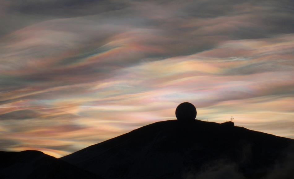 Ein herrlichen Sonnenaufgang begeisterte am 20. August Scott Base Angestellte, die zuletzt am 24. April die Sonne sahen. Polare StratosphÃ¤renwolken (Perlmuttwolken) Ã¼ber der NASA Antenne bei  McMurdo Station, Antarktis (Foto: Alan Light)