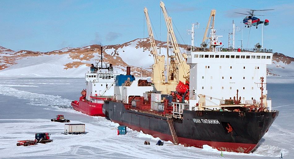 Nur während kurzer Zeit ist das Eis vor der Station Tragfähig um den Entlad der Schiffe zu gewährleisten.