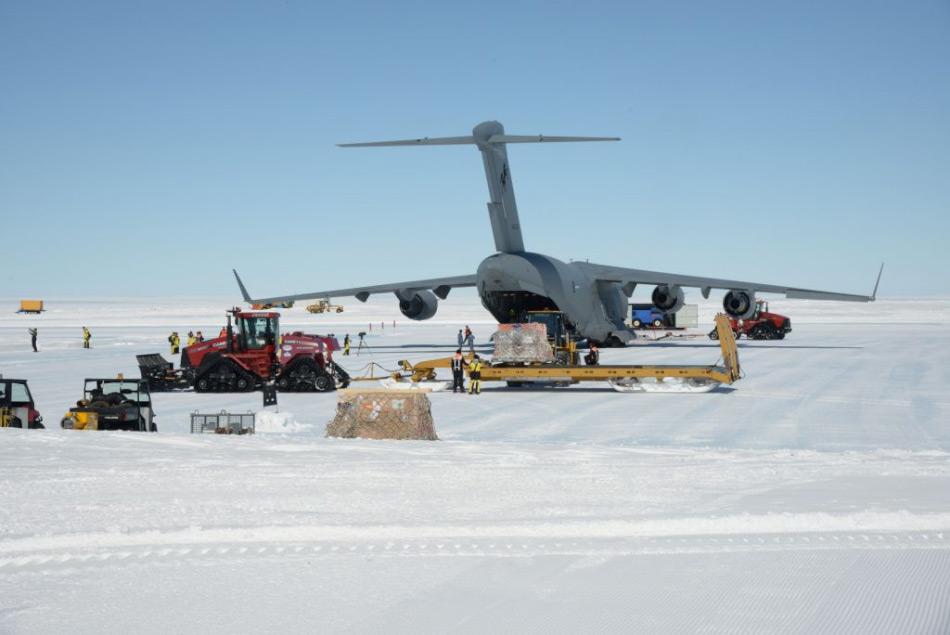Die C-17A bietet die Möglichkeit, schwere Fracht über lange Distanzen zu transportieren. Dies war bisher nur per Schiff durchgeführt worden. Bild: Justin Hallock