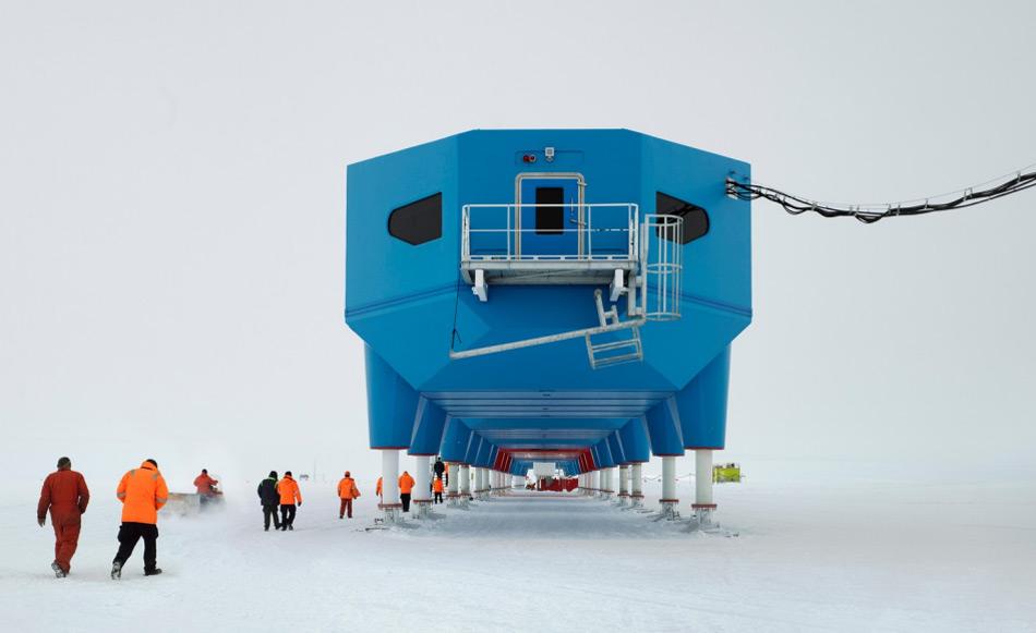 Die neueste britische Antarktisstation ist seit 2013 in Betrieb. Sie besteht aus einer Reihe von Gebäuden, die auf hydraulischen Stelzen und Skis stehen. Damit können die Teile über das Eis gezogen werden, wenn das schwimmende Brunt Eisschelf zu instabil wird. Bild: James Morris