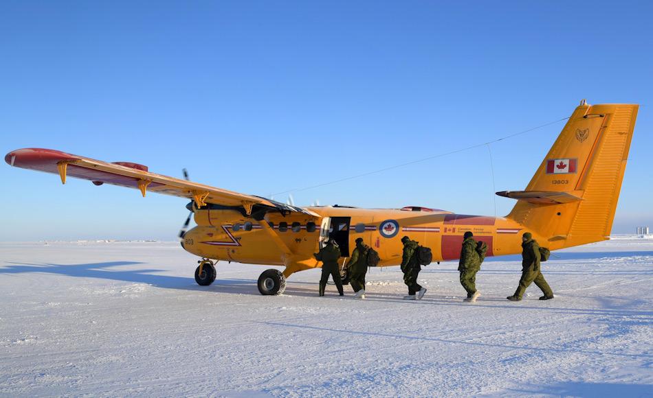 Die Twin Otter, die fÃ¼r die glÃ¼ckliche Rettung verwendet wurde, war nicht fÃ¼r Landungen auf dem Eis gebaut. Doch Pilot Doelman vollzog eine waghalsige Landung und rettete die beiden JÃ¤ger aus ihrer misslichen Lage. Bild: Belinda Groves, Canadian Forces