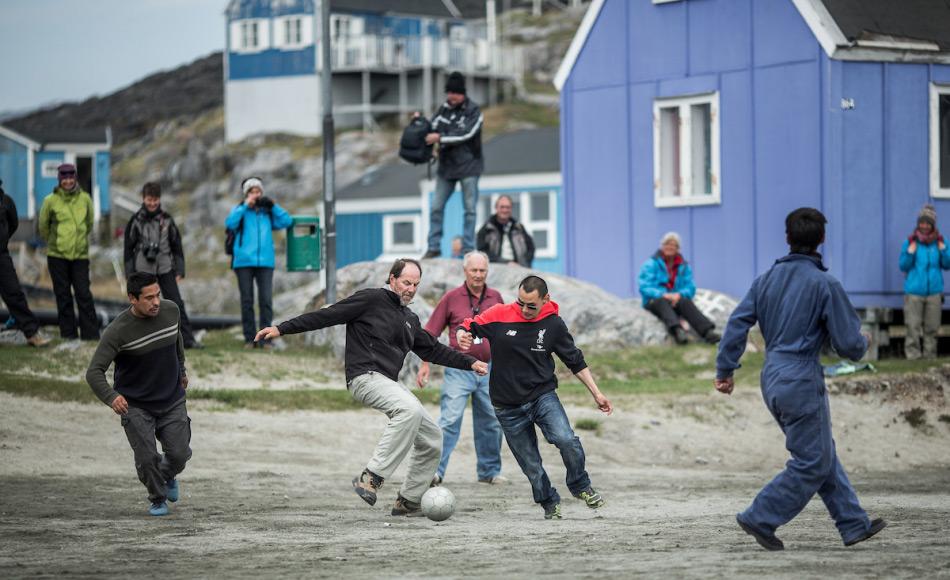 Besucher von ausserhalb Grönlands sind in den Gemeinden häufig Höhepunkte und ein guter Grund, aktiv zu werden. Die neuen Richtlinien sollen die Interaktionen zwischen Besuchern und Einheimischen stärken. Credit: Mads Pihl