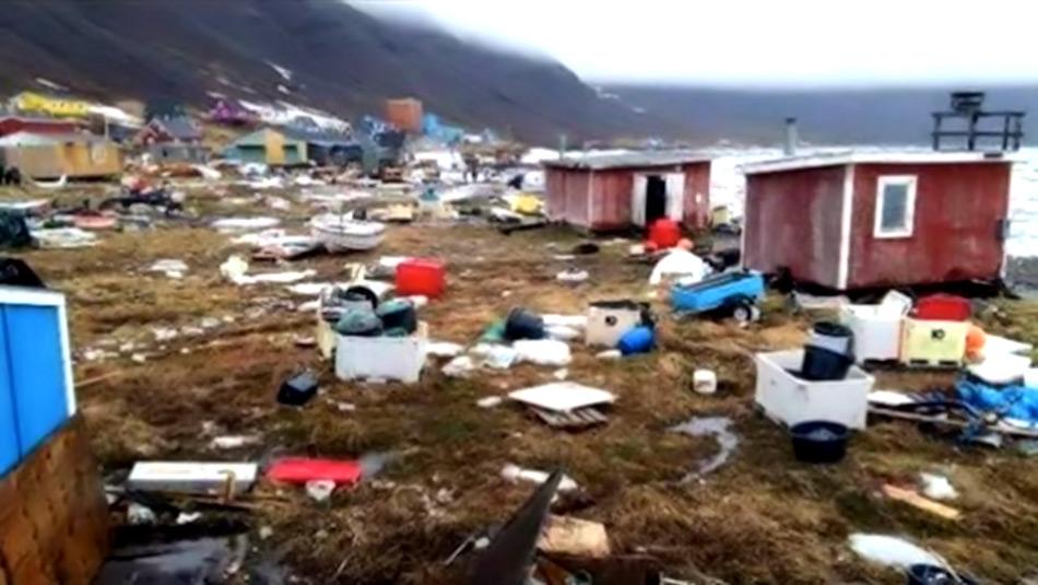 Dieses Bild aus einem Facebook-Video zeigt die Küste von Nuugaatsiaq nachdem die Wellen die Gemeinde an der Westküste Grönlands getroffen hatten. Bild: CBC / Angie K Nielsen