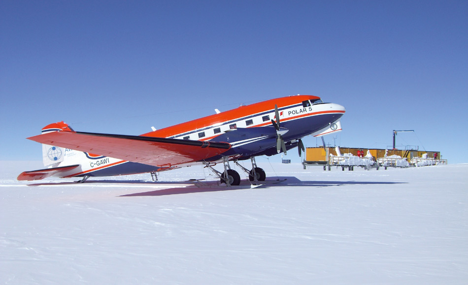 Die Maschine Polar 5 hatte ihre Laufbahnstart in der Antarktis 2007 und besuchte unter anderem die Kohnen-Station und Neumayer. Bild: Â© S. MÃ¼ller-Marks