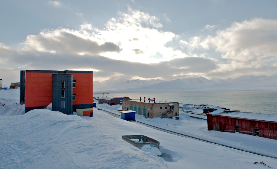 Die russische Siedlung Barentsburg liegt auf der sÃ¼dlichen Seite des Isfjords. Die 1932 gegrÃ¼ndete Siedlung beheimatet 492 Menschen und lebt vor allem vom Kohleabbau. HaupteigentÃ¼merin ist die russische Firma Trust Arktikugol, der auch der Hubschrauber gehÃ¶rt. Bild: Michael Wenger