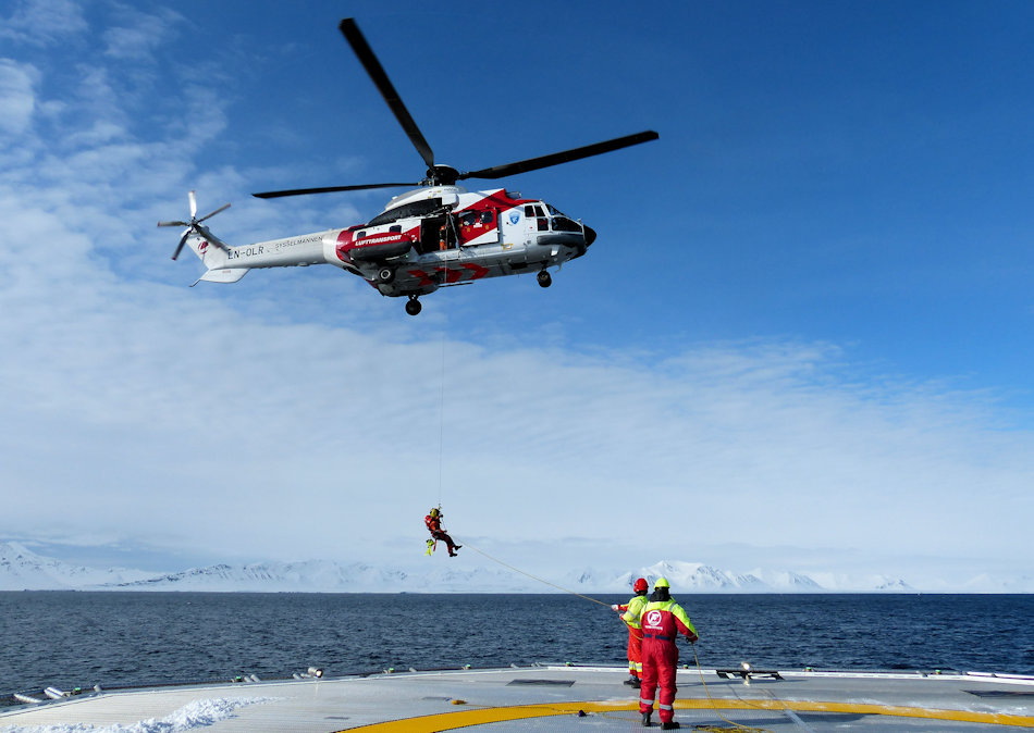 In den Weiten des Arktischen Ozeans sind Rettungsmissionen hÃ¤ufig nur aus der Luft mÃ¶glich. Der Einsatz muss jedoch immer wieder trainiert werden, teilweise unter erschwerten Bedingungen. Bild Arild Lyssand