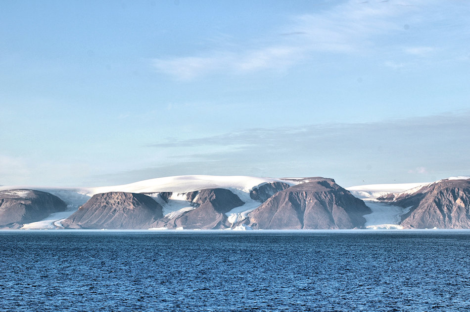 Das Gebiet Nordwestgrönlands ist unbewohnt wild. Der Eisschild reicht an vielen Orten bis an die Küste hinunter, anders als weiter südlich. Zwischen den Bergen schlängeln sich die Gletscherausflüsse ans Meer. Bild: Michael Wenger 