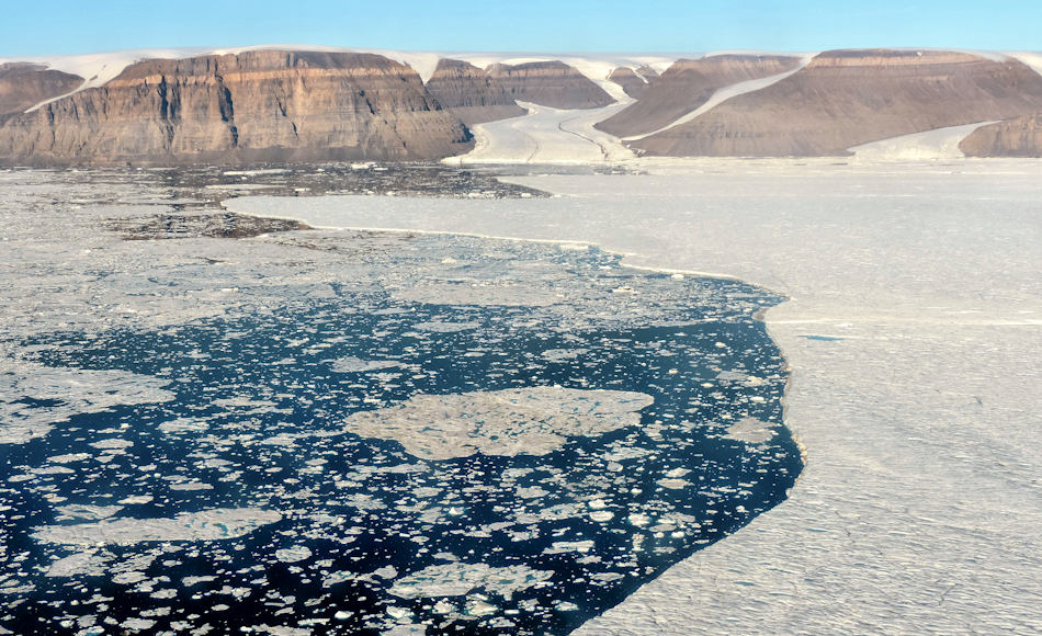 Der Petermann-Gletscher im Nordwesten Grönlands hat in der Vergangenheit immer wieder grosse Eisberge produziert. Seine 18 km breite Gletscherzunge ist eine der wenigen, die noch schwimmen und nicht bereits aufliegen. Bild Andreas Muenchow