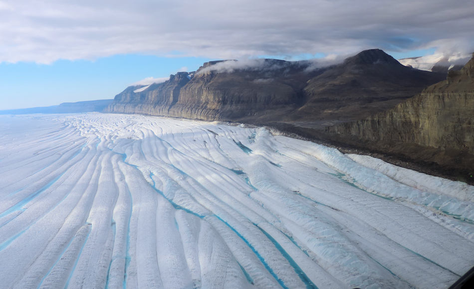 Im hinteren Bereich hängt der Gletscher an den steilen Felswänden, die eine bremsende Wirkung auf die Fliessgeschwindigkeit ausüben. Je weniger Bremswirkung, desto höher die Fliessgeschwindgkeit und desto mehr Eisberge brechen ab. Bild: Andreas Muenchow