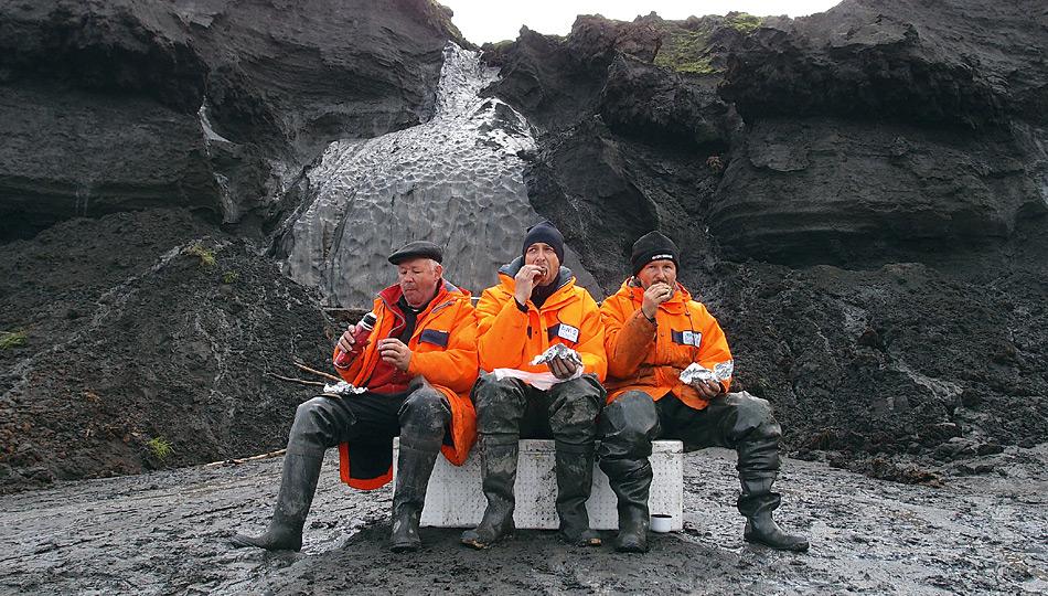 Probennahme an einem Eiskeil auf der russischen Permafrostinsel Muostakh. Die Wissenschaftler Alexander Dereviagin, Dr. Thomas Opel und Dr. Hanno Meyer (v.l.) machen eine kurze Mittagspause. Foto: Volkmar Kochan