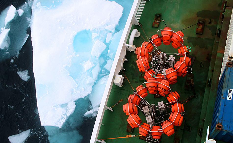Zwei Tiefsee-Lander, die am HAUSGARTEN-Langzeitobservatorium einge­setzt werden sollen, warten an Bord Polarsterns auf ihren Einsatz. Foto: AWI, Sebastian Menze