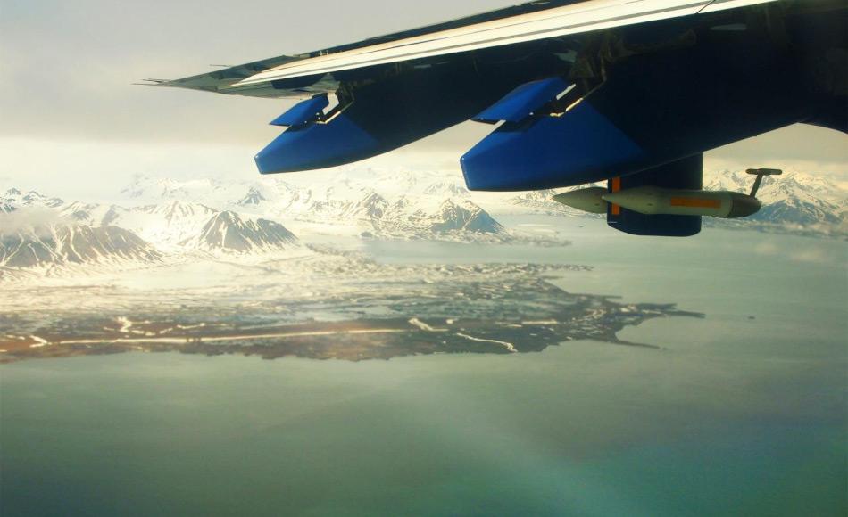 Auf dem Bild erkennt man einen Teil des Isfjorden und die Erdmannflya westlich von Longyearbyen, Svalbard. Der Blick stammt aus dem FAAM Forschungsflugzeug BAe146. Man erkennt auch das MessgerÃ¤t fÃ¼r die Luftproben. Bild: Ignacio Pisso NILU