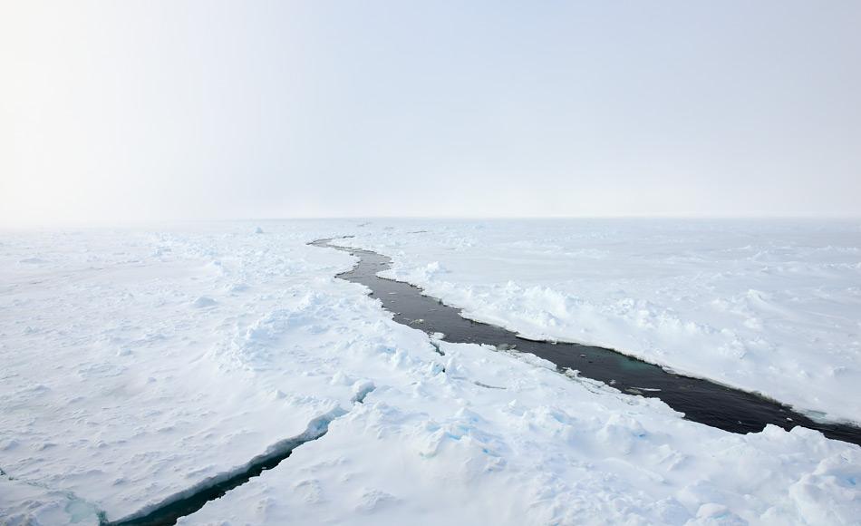 Die arktische Meereisdecke ist keine komplett geschlossene Decke, sondern von Rinnen durchzogen. Diese haben in den letzten Jahrzehnten durch den Klimawandel zugenommen. Bild: Michael Wenger
