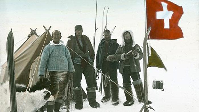 Die Expeditionsteilnehmer auf 2510 m Ã¼. M., auf dem hÃ¶chsten Punkt der GrÃ¶nlanddurchquerung 1912. Von links: Der Arzt Hans HÃ¶ssli, der Architekt Roderich Fick, der Ingenieur Karl Gaule und der Expeditionsleiter Alfred de Quervain.