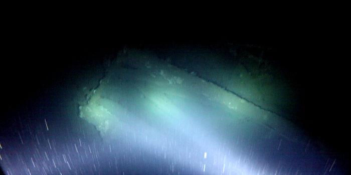 Im Scheinwerferlicht sind in 300 Meter Tiefe die Umrisse der Â«Terra NovaÂ» zu erkennen.